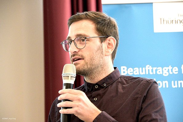 MO VA 20.04.2024 ein Mann mit Brille spricht in ein Mikrofon