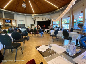 Mondfest im Paradies - Menschen sitzend