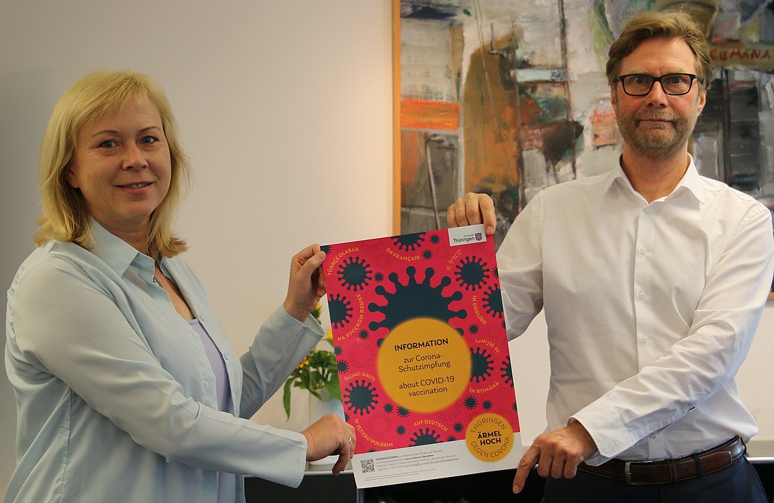 Annett Roswora und Dirk Adams halten Plakat der Impfkampagne