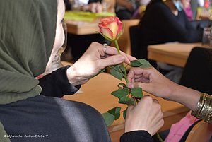 Übergabe einer lachsfarbenen Rose