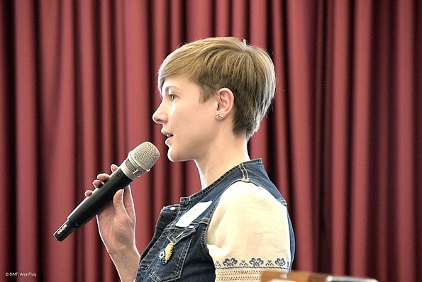 MO VA 20.04.2024 Frau im Seitenprofil spricht in ein Mikrofon