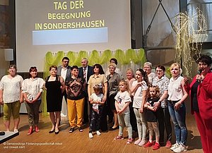 Menschen in einer Reihe, stehend