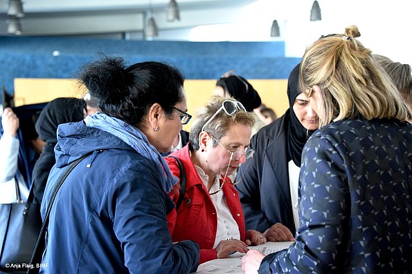 MO VA 17.05.2025 Anmeldung, Stehtisch, mehrere Menschen