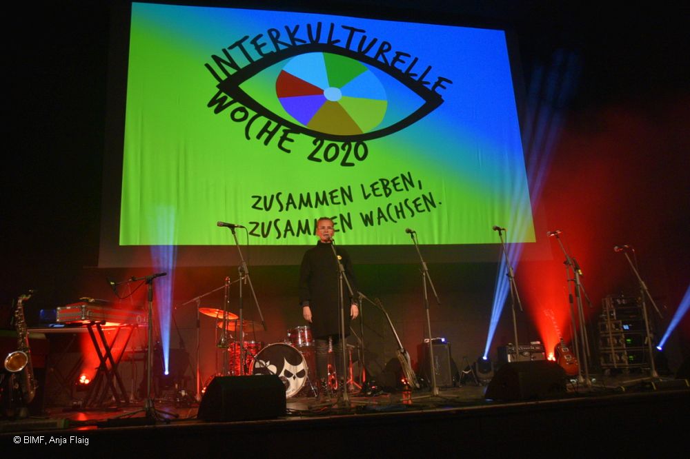 Bühnenbild mit Logo der Interkulturellen Woche