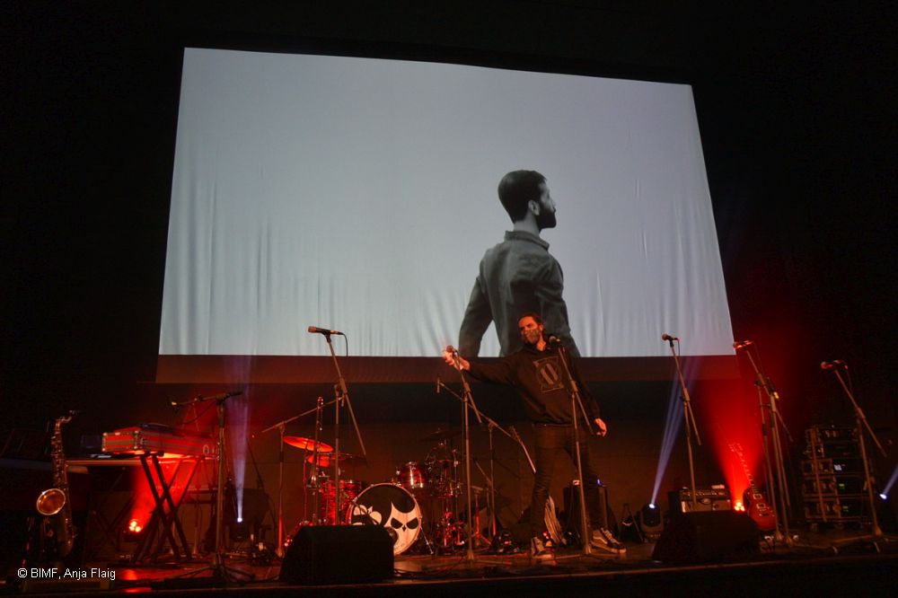 Bühnenbild mit Videoausschnitt