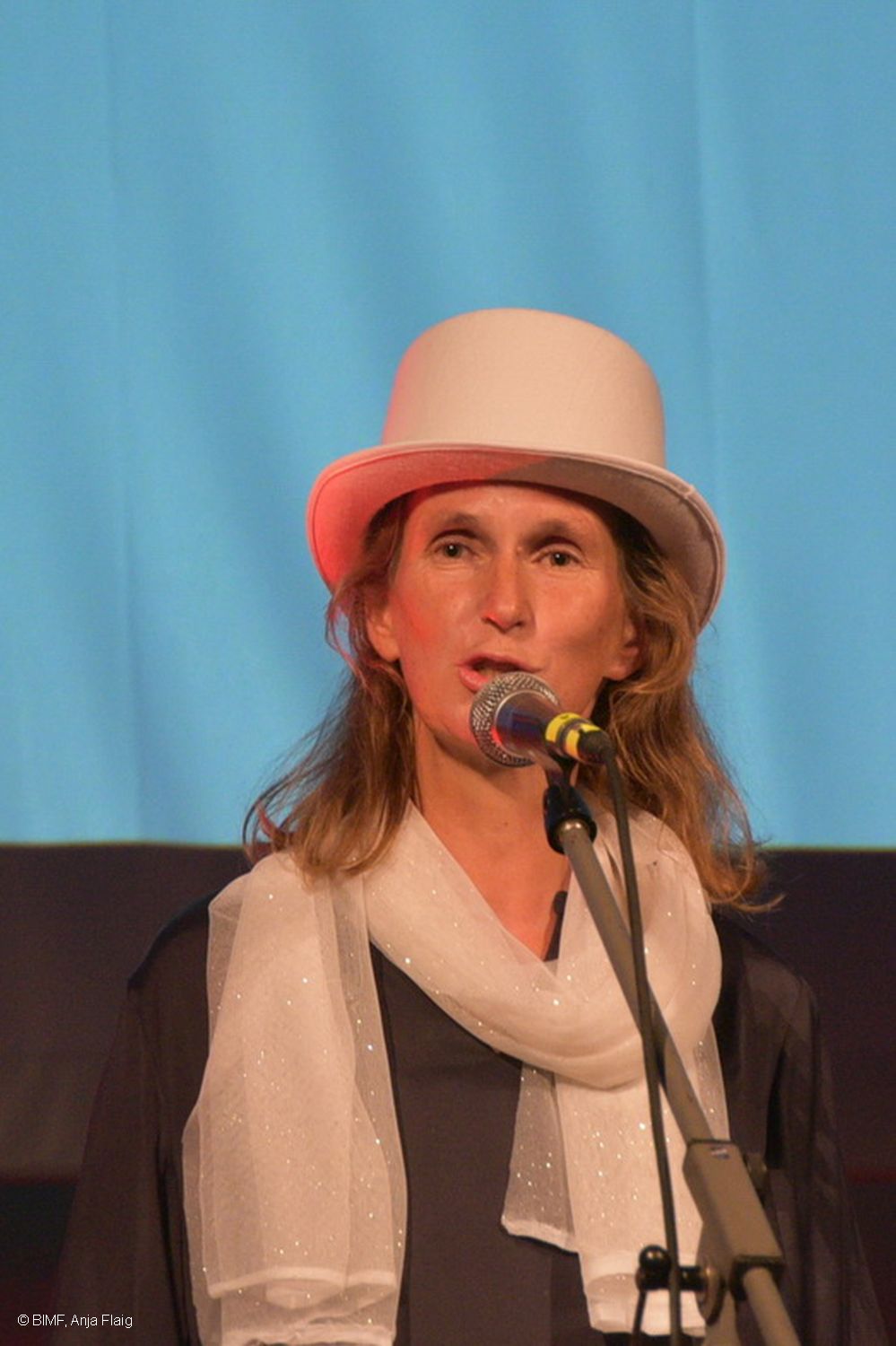 Mirjam Kruppa mit Zylinder auf dem Kopf