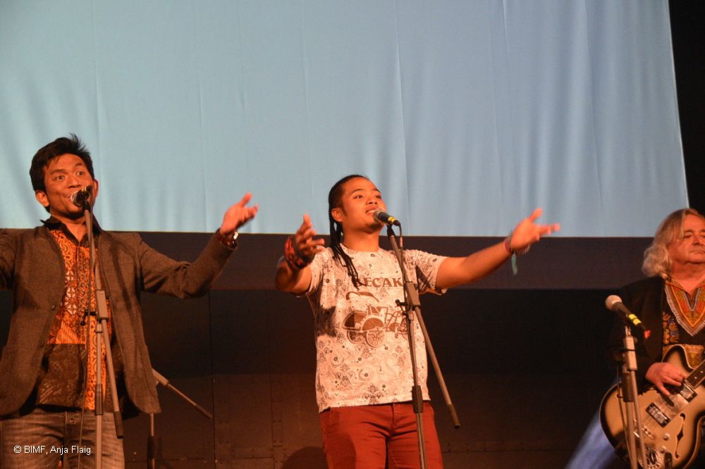 Sänger mit geöffneten Armen