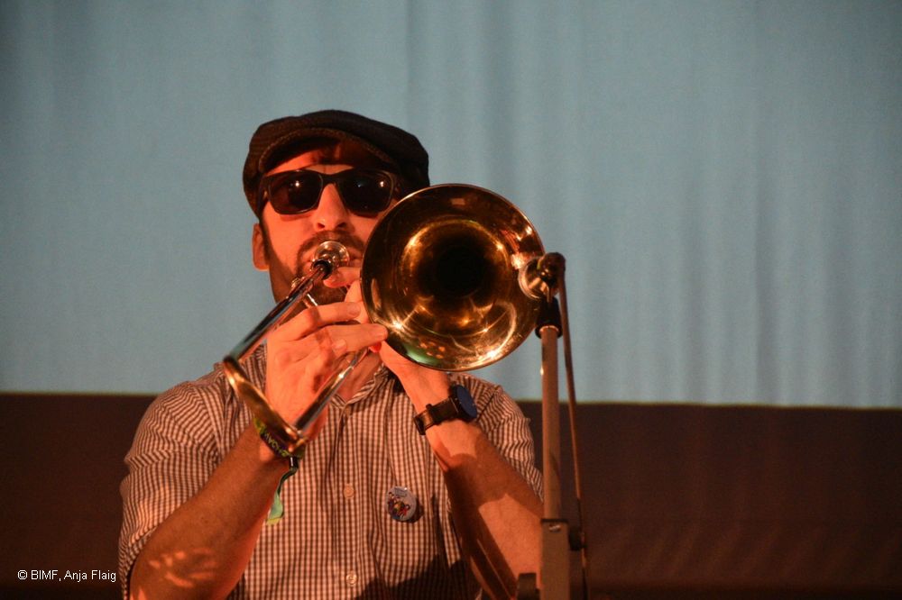 Trompeter mit Mütze und Sonnenbrille