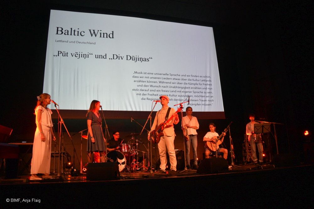 Band mit Präsentationsfolie