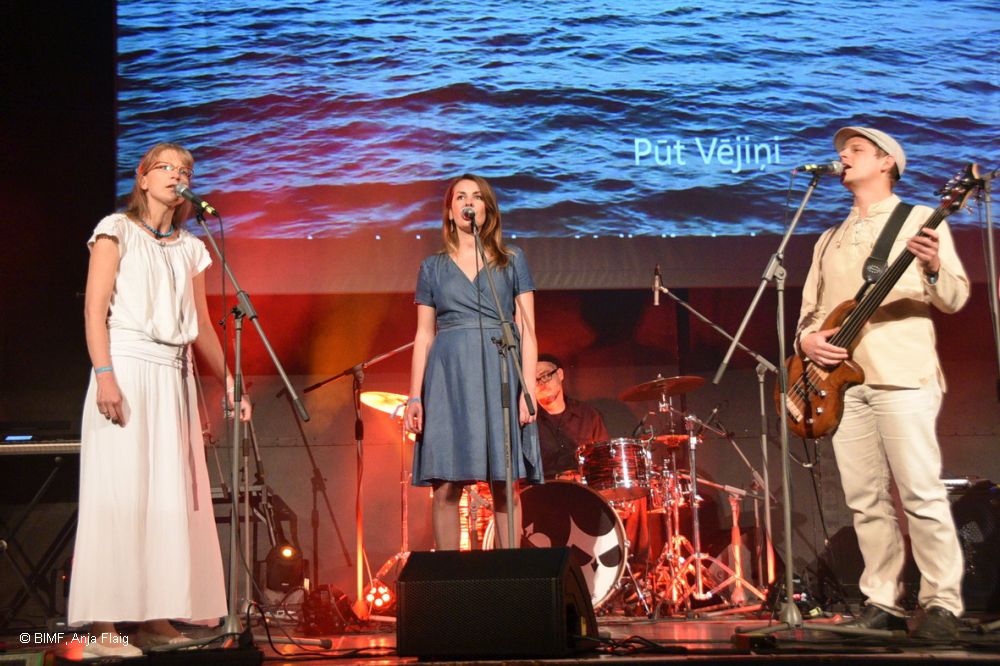 Drei Personen beim Singen