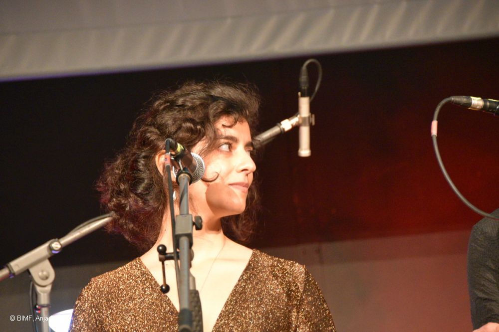 Sängerin hinter dem Mikro