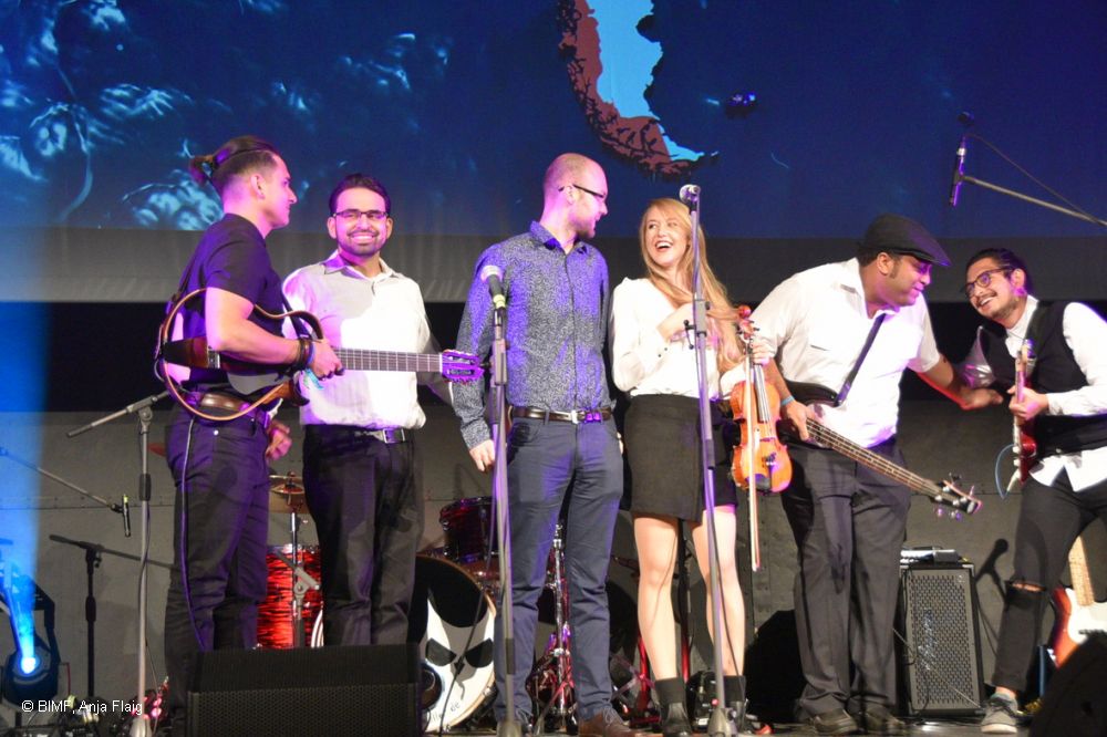 Band freut sich über Applaus