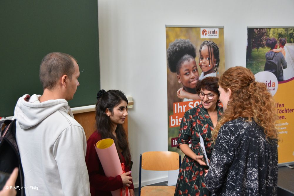 Übergabe Unterschriften Schülerin an Saida