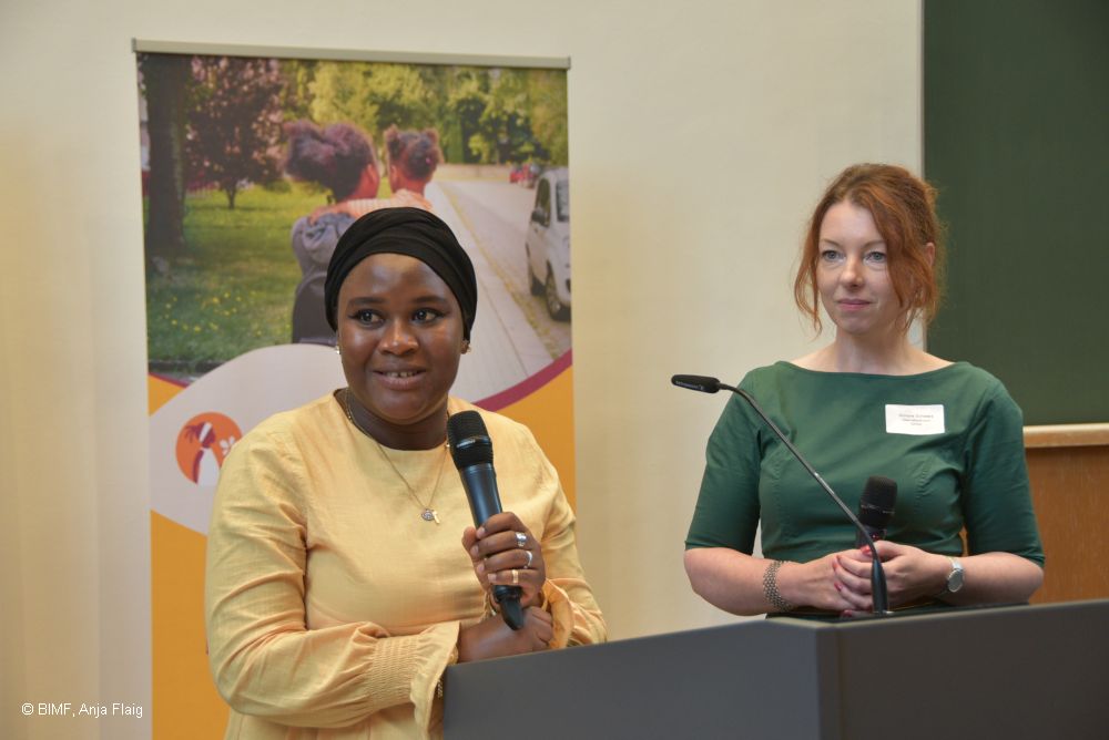 Frau Dibba, Frau Schwarz