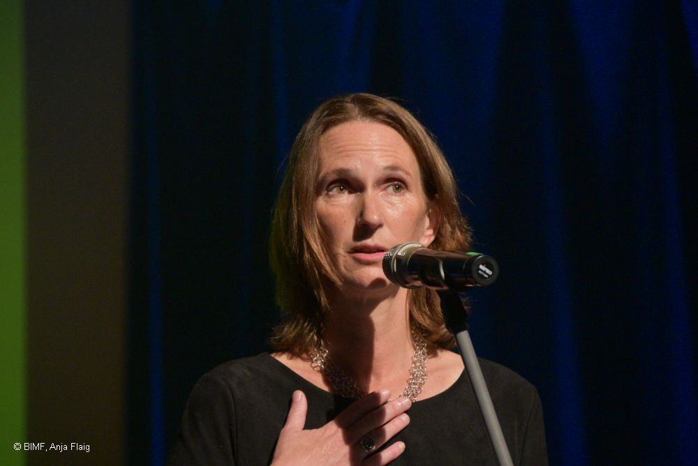 Mirjam Kruppa stehend vor einem Mikrofon