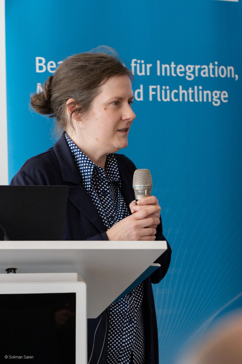 Veranstaltung politische Teilhabe 06.06.2024 - Frau am Mikrofon stehend hinter einem Rednerpult