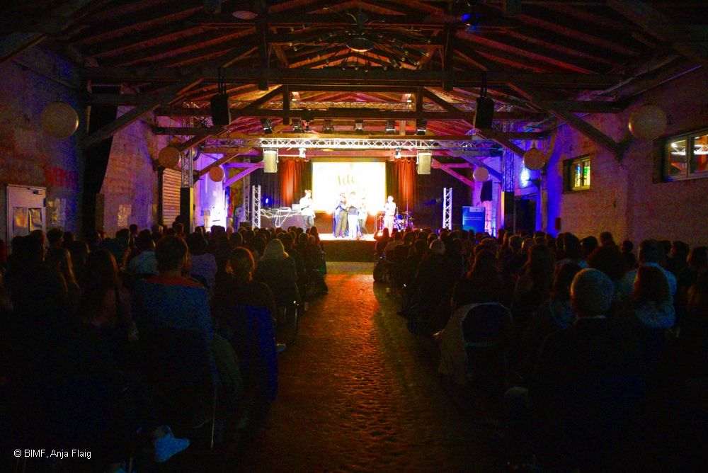 Blick in den Zughafen mit Publikum